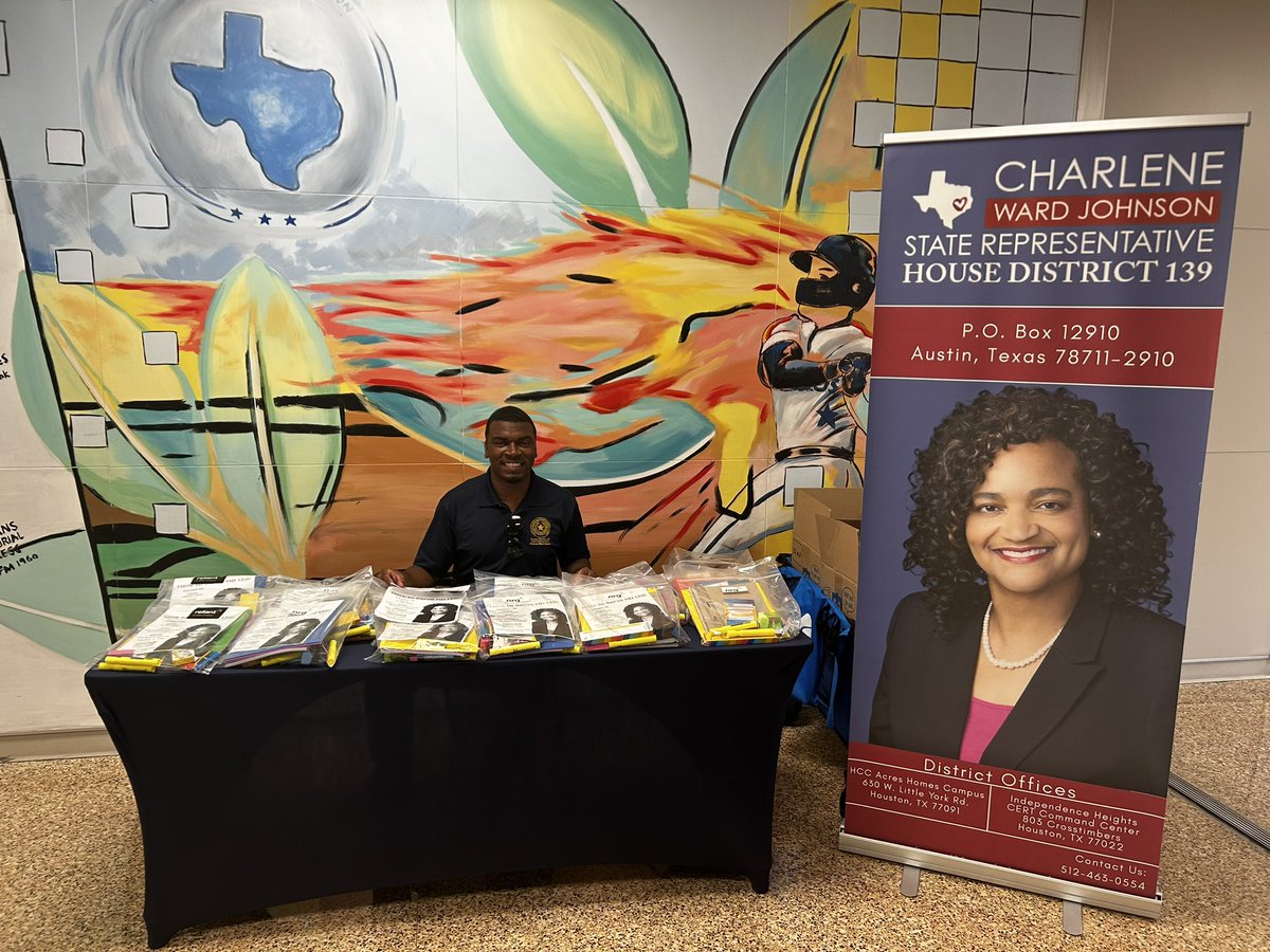 RepCWJ's tweet photo. Team Ward Johnson is ready for the new school year! ✏️

Yesterday, I had the opportunity to distribute school supplies at Drew Academy’s Back to School event. It was great to connect with students and community leaders before school starts! 🎒#TeamCWJ #HD139 https://t.co/HkAfotQ6LW