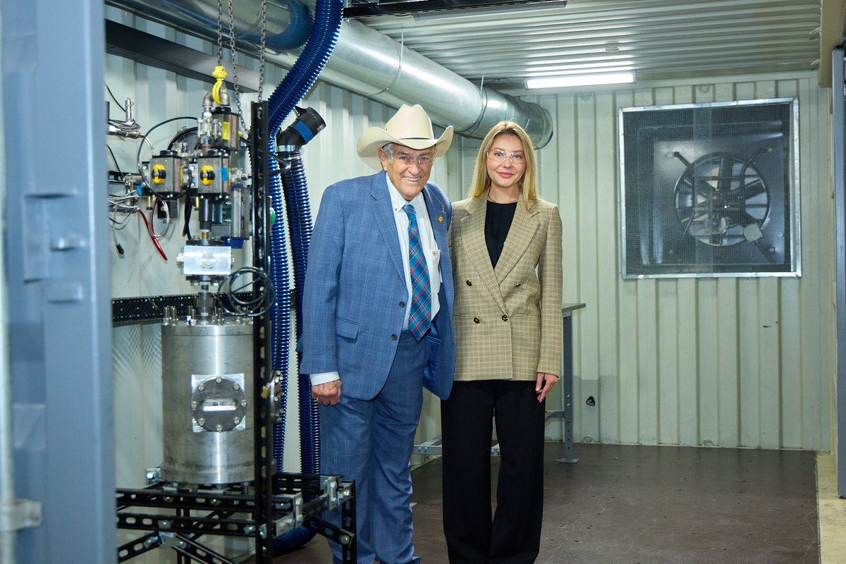 HydroGraphInc's tweet photo. HydroGraph ($HG | $HGRAF) welcomed Congressman John Carter to celebrate the opening of its Texas HQ and tour its graphene operations.

The milestone advances HydroGraph’s mission to build a secure U.S. supply of graphene as a critical material.

📖 https://t.co/y0GGSydEmI https://t.co/6HvdyVZoLd
