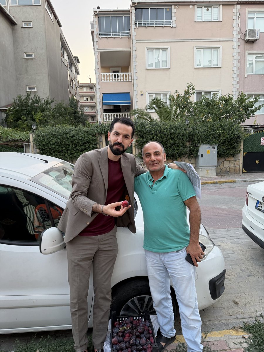 farukaykan07's tweet photo. Her üye bizler için 1 değer; Beylikdüzü’nde kapı kapı gezmeye vatandaşlarımız ile istişareye gayret gösteriyor  ve milletimizin  teveccühü ile AK Parti ailemizi genişletmeye devam ediyoruz…. #BirlikteTürkiyeyiz https://t.co/zdXnpvzj2j