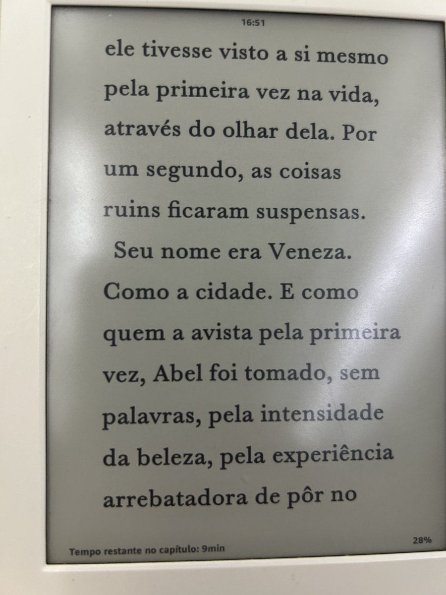 _Ju_mf's tweet photo. Eu lendo isso no trem indo embora de Veneza. As coincidências literárias! https://t.co/cJFXZdGpiA