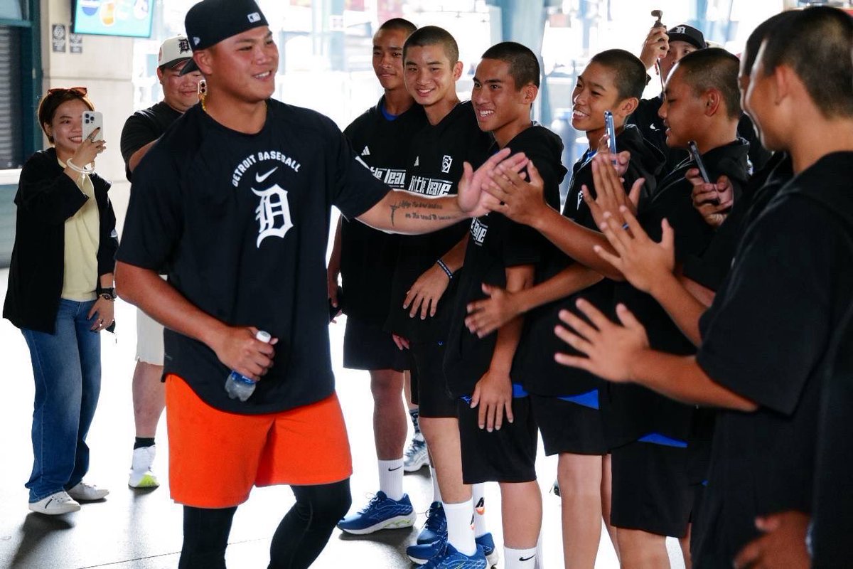 loganreever's tweet photo. Special moment for Hao-Yu Lee, meeting and talking to players from the Taiwanese Junior League team that he played for growing up. A decade ago, he made the trip to Detroit with that team and took a picture outside Comerica Park (last slide) and vowed he would play here one day. Now he’s paying it forward to the next generation in Taiwan.