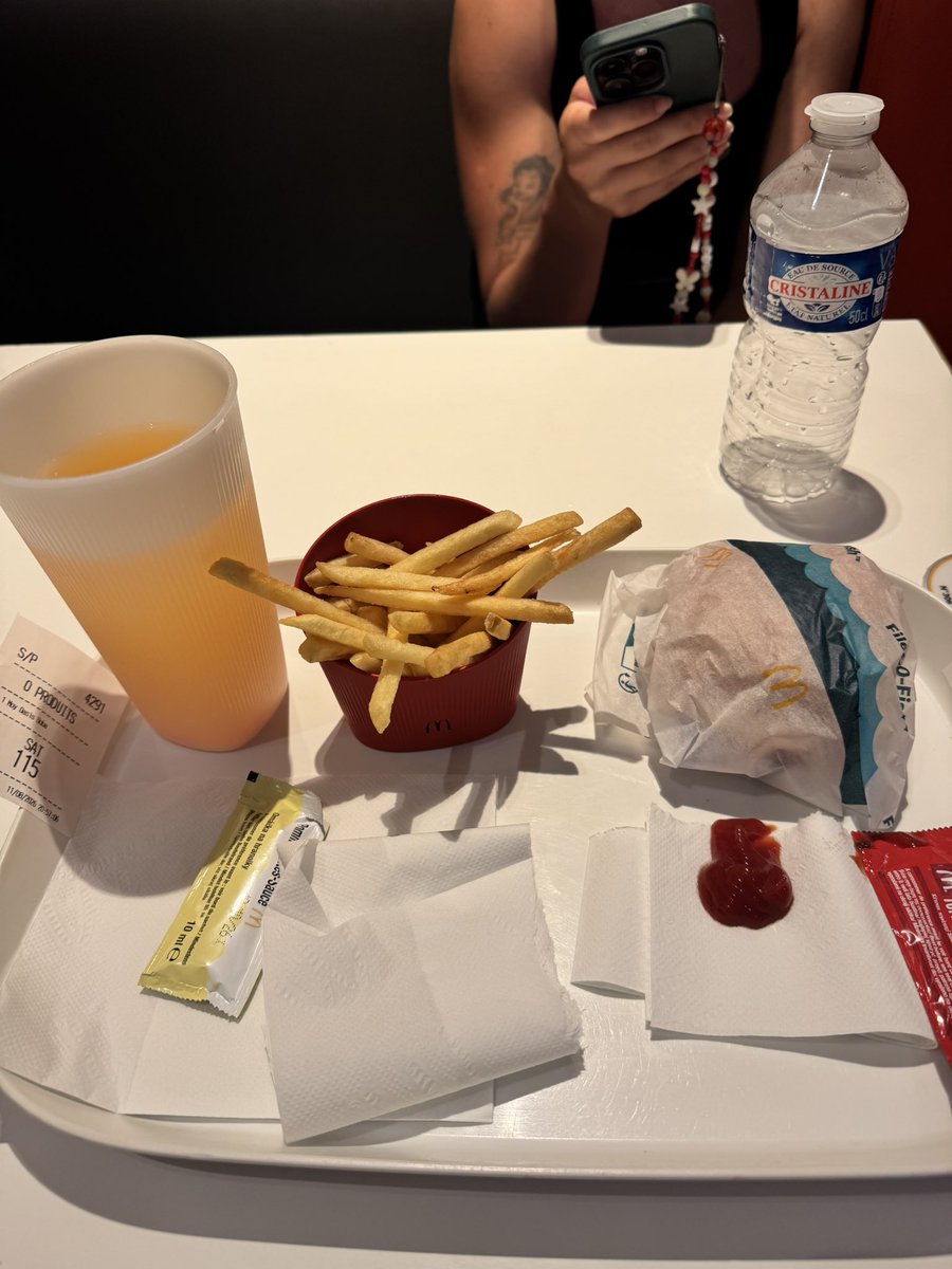 euteamojoshua's tweet photo. esqueci q tava na frança e passei esse lanche aqui no cartao do nubank ao inves do wise foi 90 reais um mcfish e batata pequena  . https://t.co/fogv1n2dNG