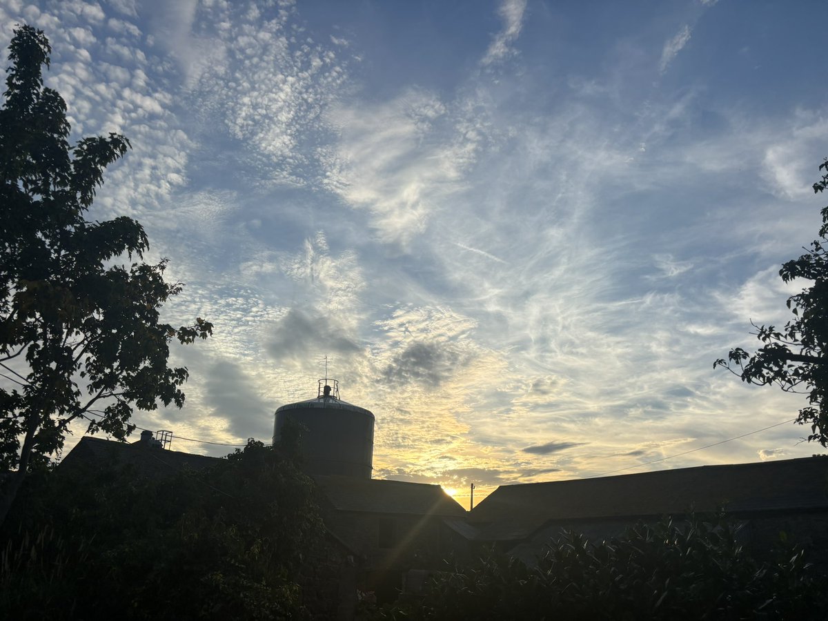 rattycastle's tweet photo. #Mackeralsky and the #Sunset is great again over the #sheeppens https://t.co/JO04Uqz5mx
