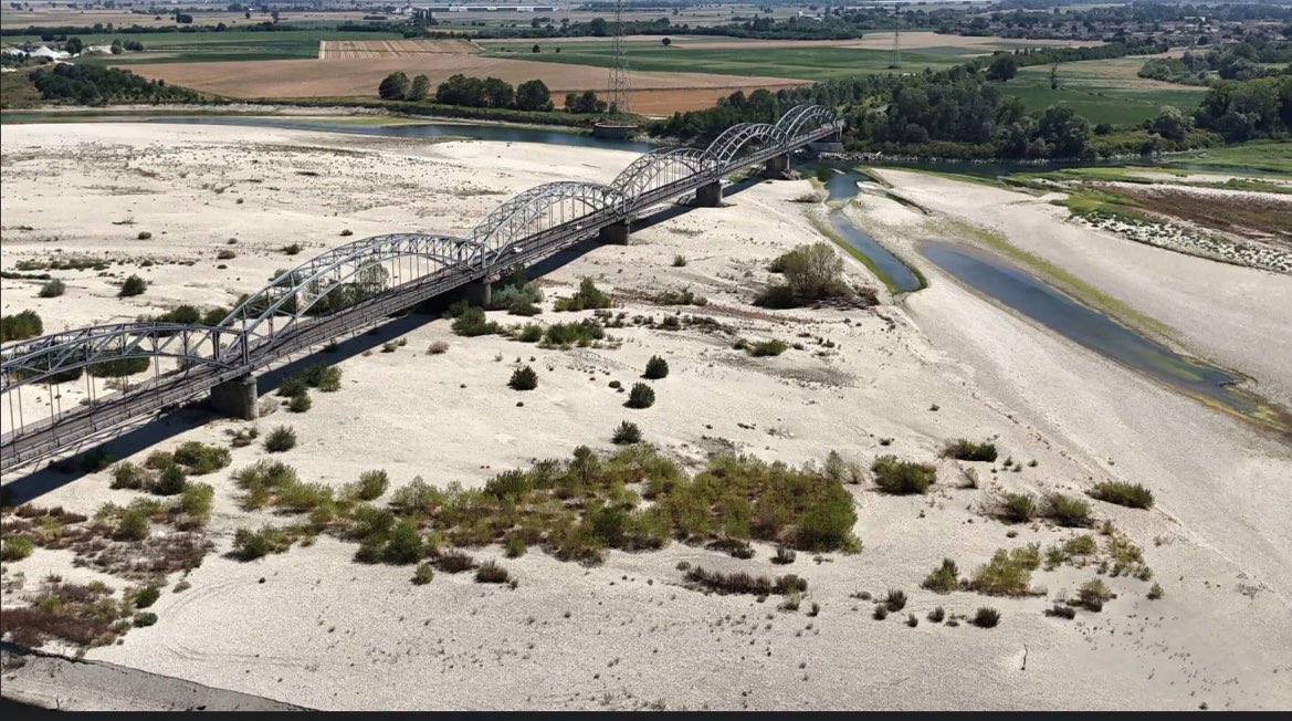 BimbePeppe's tweet photo. Il fiume (?) Po.

Dovremmo parlare solo di questo ed invece parliamo stupidaggini.

Le stupidaggini che la destra internazionale sovranista ci propina ogni giorno.

#caldo #crisiclimatica https://t.co/AAttgOI55D