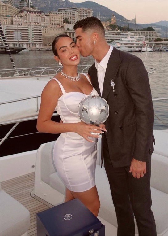 Kulturlesite_'s tweet photo. Félicitations à Cristiano Ronaldo et Georgina Rodríguez qui se sont mariés 💍 https://t.co/UindX47WKn
