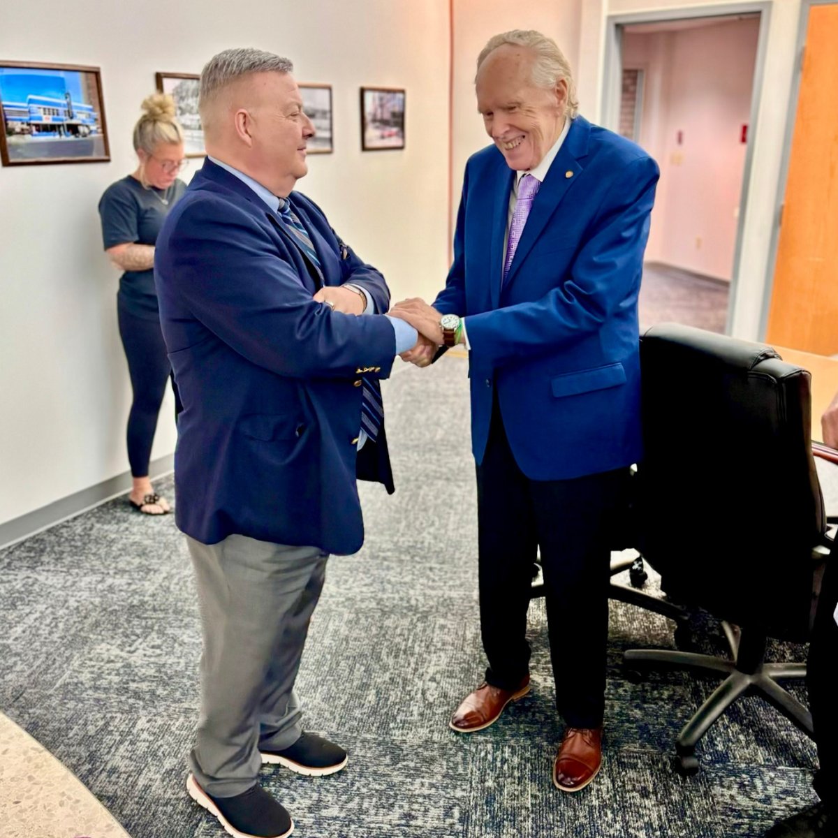 WVAuditor's tweet photo. West Virginia State Auditor Mark Hunt was invited to the Guaranty Bank ribbon-cutting today in Charleston.

Guaranty Bank is a community bank founded in southern West Virginia and has been serving West Virginians for more than 50 yrs. https://t.co/nkk3h6hgkT