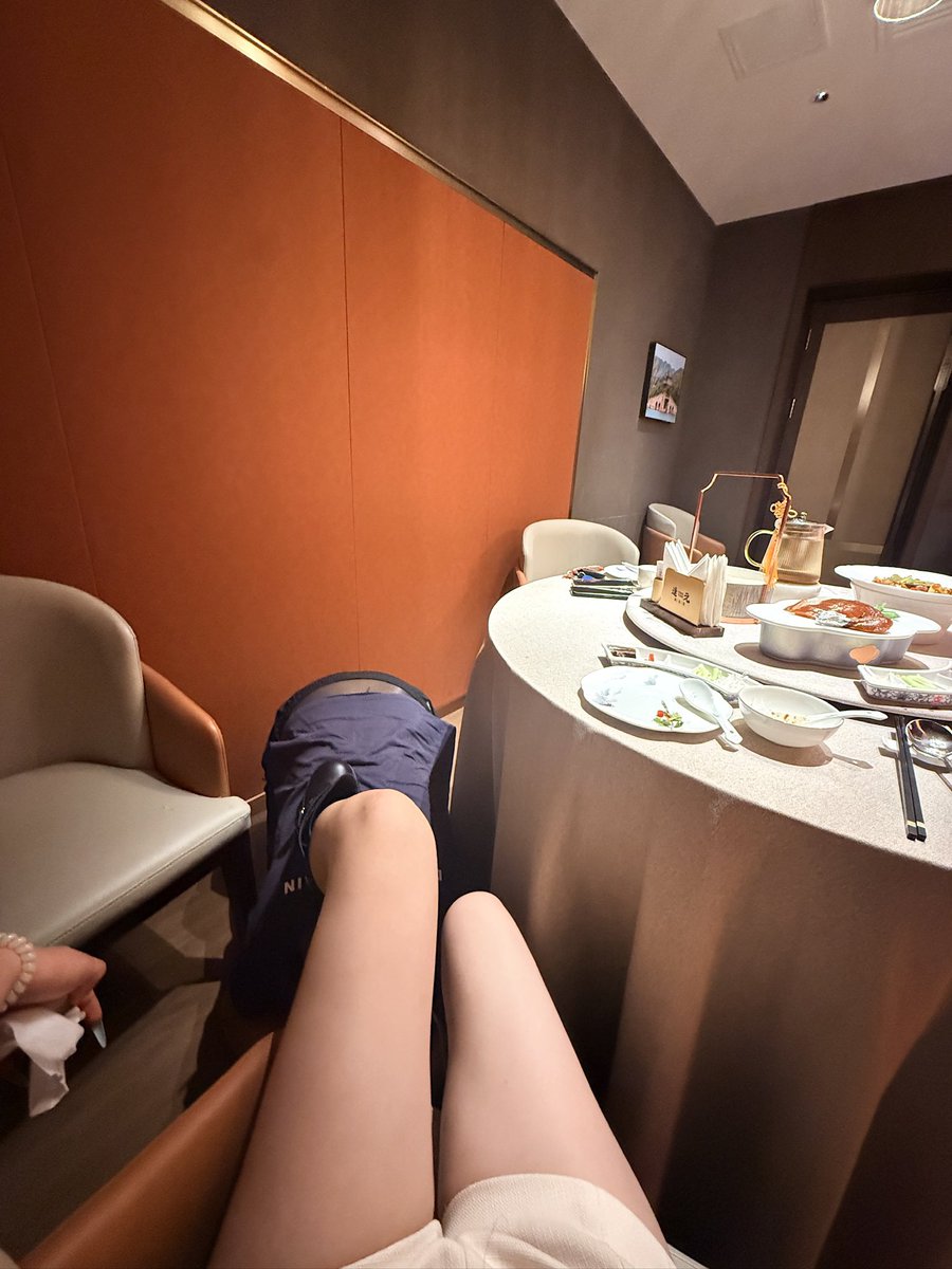 Xuanhesama's tweet photo. 北京包间里调教官员 https://t.co/37xp7IcG7y