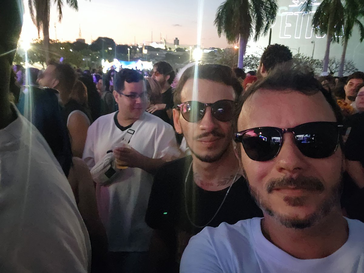 netocomN's tweet photo. Missão @fresnorock cumprida!!!! 
Ps: eu dancei e pulei mais que ele @pillowtalkjp https://t.co/R2rHK45slo