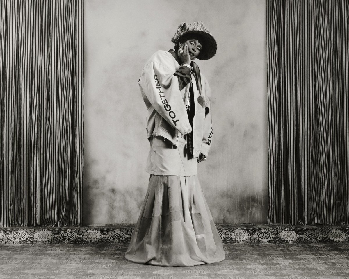rnbmusic's tweet photo. Ms. Lauryn Hill &amp; Eyrkah Badu 𝒔𝒆𝒓𝒗𝒆 for Outlander Magazine 🖤 https://t.co/6OaLfBAgxz