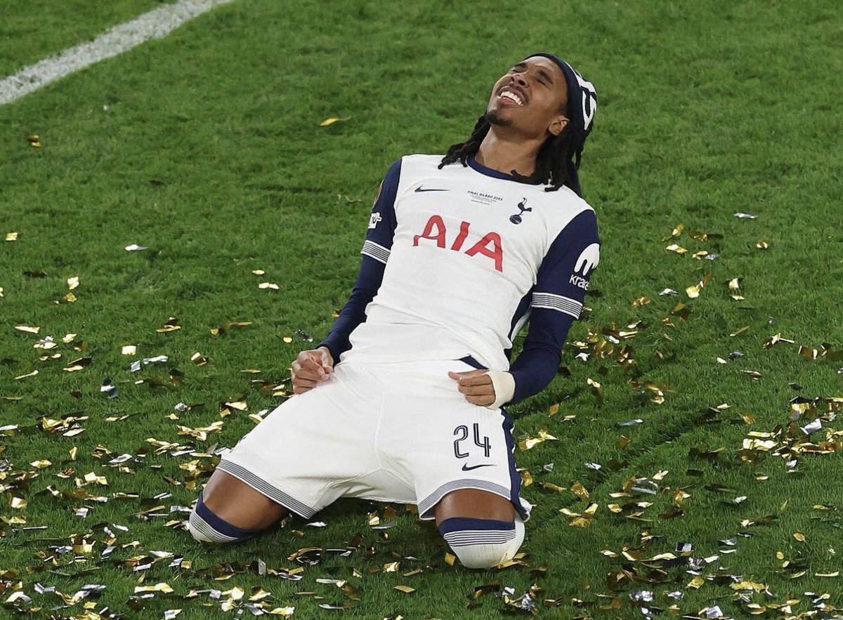 FabrizioRomano's tweet photo. 🚨⚫️🔵 Inter official bid for Djed Spence will be sent this week, decision will be up to Tottenham.

Spence opened doors to Inter move.

🎥➕ https://t.co/kEkSuAubiK https://t.co/ZRfLrBzVdb