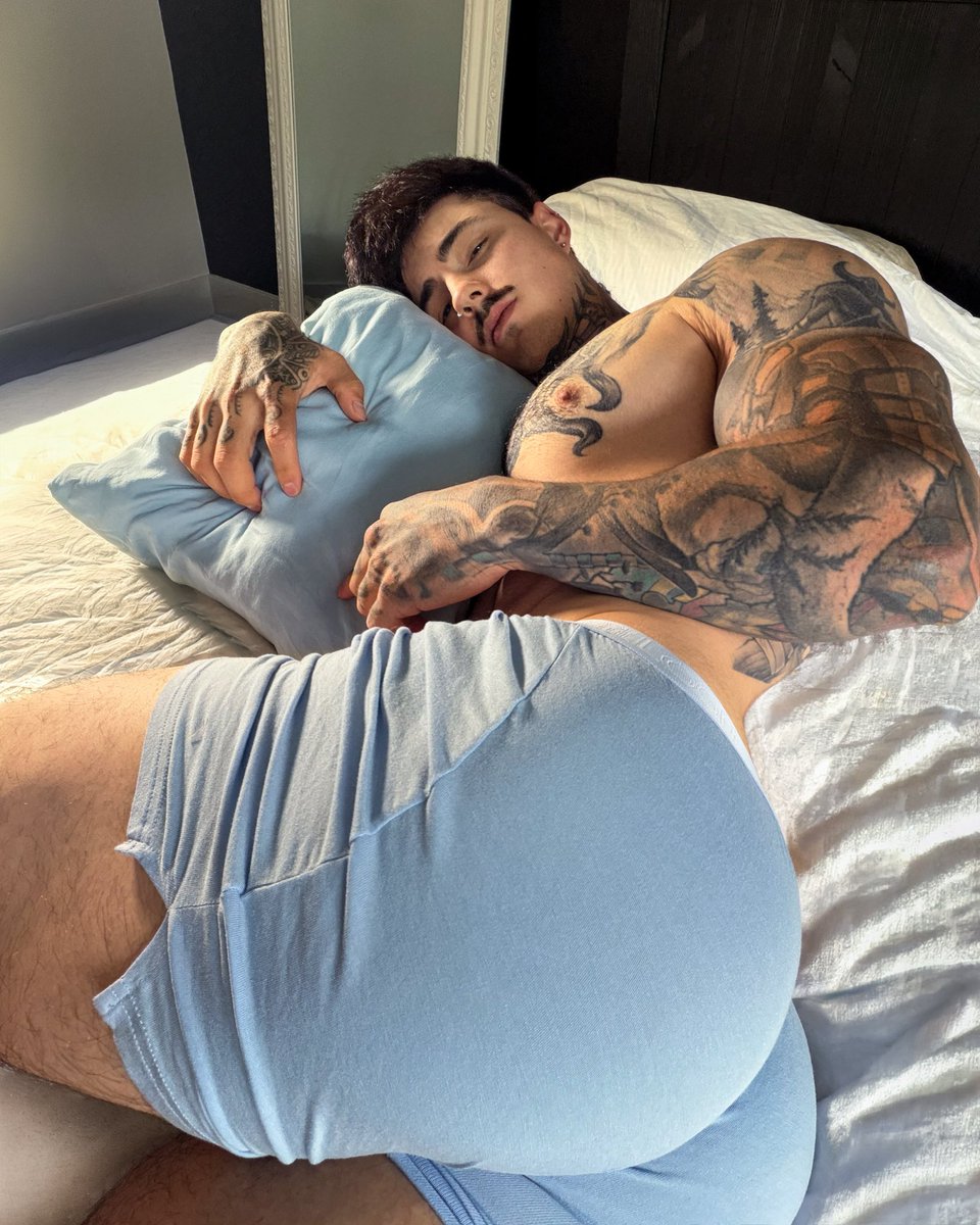 JakipzSFW's tweet photo. Do you think I’d be good at cuddling 😳? https://t.co/O2zylPT1ZN