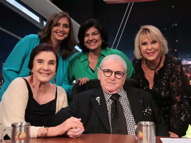 Steve_Banannon's tweet photo. Pedido: uma imagem como essa abaixo, das meninas do Jô, mas com as jornalistas da Globo News no lugar e o Alexandre no lugar do Jô https://t.co/bb5Xh9RC7H