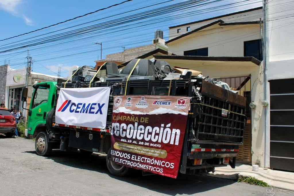 CEMEXMx's tweet photo. Una ruta de recolección puede convertirse en una ruta hacia un futuro con mayor conciencia ambiental. ♻️

En Cemex Planta Atotonilco, junto con el Ayuntamiento de Atotonilco de Tula, nos sumamos a la campaña anual de Reciclaje Electrónico de SEMARNATH, acercando a diversas comunidades un centro de acopio y una unidad móvil.

El resultado: 2.88 toneladas de residuos electrónicos recolectados, que recibirán el manejo adecuado en el Parque Ecológico Cubitos para continuar su ciclo de forma responsable.

Este logro refleja lo que podemos alcanzar cuando comunidad, autoridades y empresas avanzamos en una misma dirección: fortalecer el reciclaje, impulsar la economía circular y cuidar nuestro entorno. 🌎

#Cemex