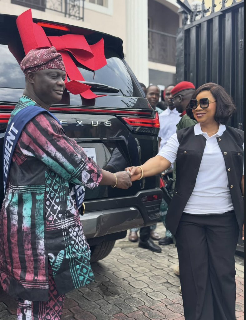 yL_IN_LAGOS's tweet photo. Just in 🚨:Mr Otunba Kazeem was Gifted a brand new 2026 lx 700 Hybrid worth 450million by Dangote for being their highest cement distributor in 2025 https://t.co/dopjWld90f