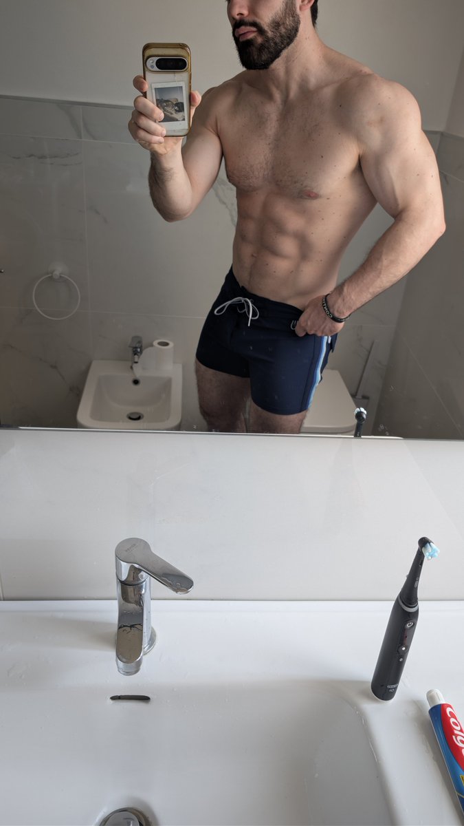 PowerPuffBoy94's tweet photo. Finalmente un po' di mare e meritato relax, voi siete per il costume a slip o quello a pantalone?
Io personalmente a pantalone...ma deve essere stretto. https://t.co/LJkLjvhiCk