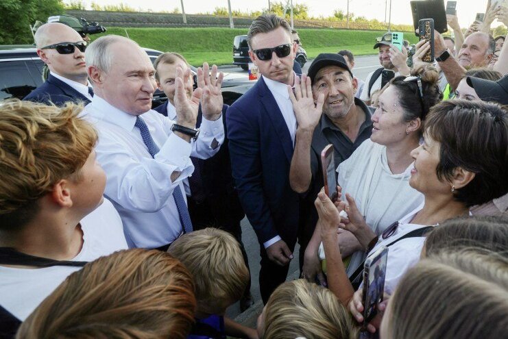 mog_russEN's tweet photo. Several citizens gathered around Russian President Vladimir Putin’s car to shake his hand after his motorcade stopped following his visit to Novosibirsk today. https://t.co/toYffFaL1F
