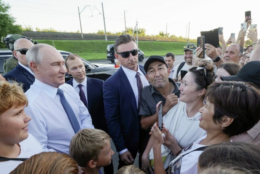 mog_russEN's tweet photo. Several citizens gathered around Russian President Vladimir Putin’s car to shake his hand after his motorcade stopped following his visit to Novosibirsk today. https://t.co/toYffFaL1F