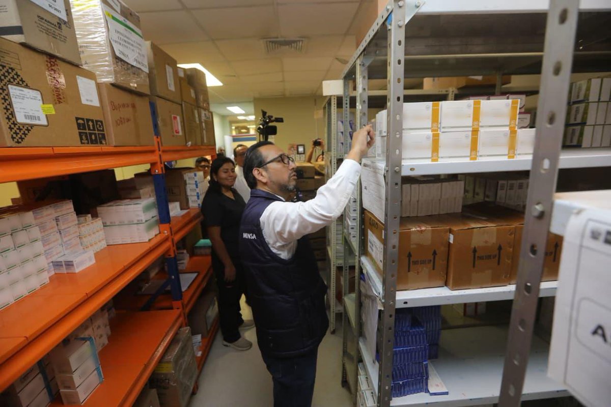 Minsa_Peru's tweet photo. 🏥 Impulsamos mejoras para fortalecer la atención en Villa El Salvador
#NotaInformativa | El ministro de Salud, Luis Dyer, supervisó el Hospital de Emergencias Villa El Salvador, donde recogió las principales necesidades del personal y verificó el funcionamiento de los servicios y el equipamiento médico.
Durante la visita, dispuso agilizar las acciones necesarias para recuperar equipos inoperativos y destacó los avances del hospital en digitalización y telemedicina, herramientas que permiten optimizar la gestión y ampliar el acceso a atención especializada. 💻🩺