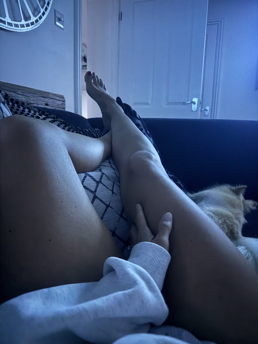DuchessBellex's tweet photo. Night mode. Legs up. Wallet open. Send. https://t.co/cntUkCNj3D