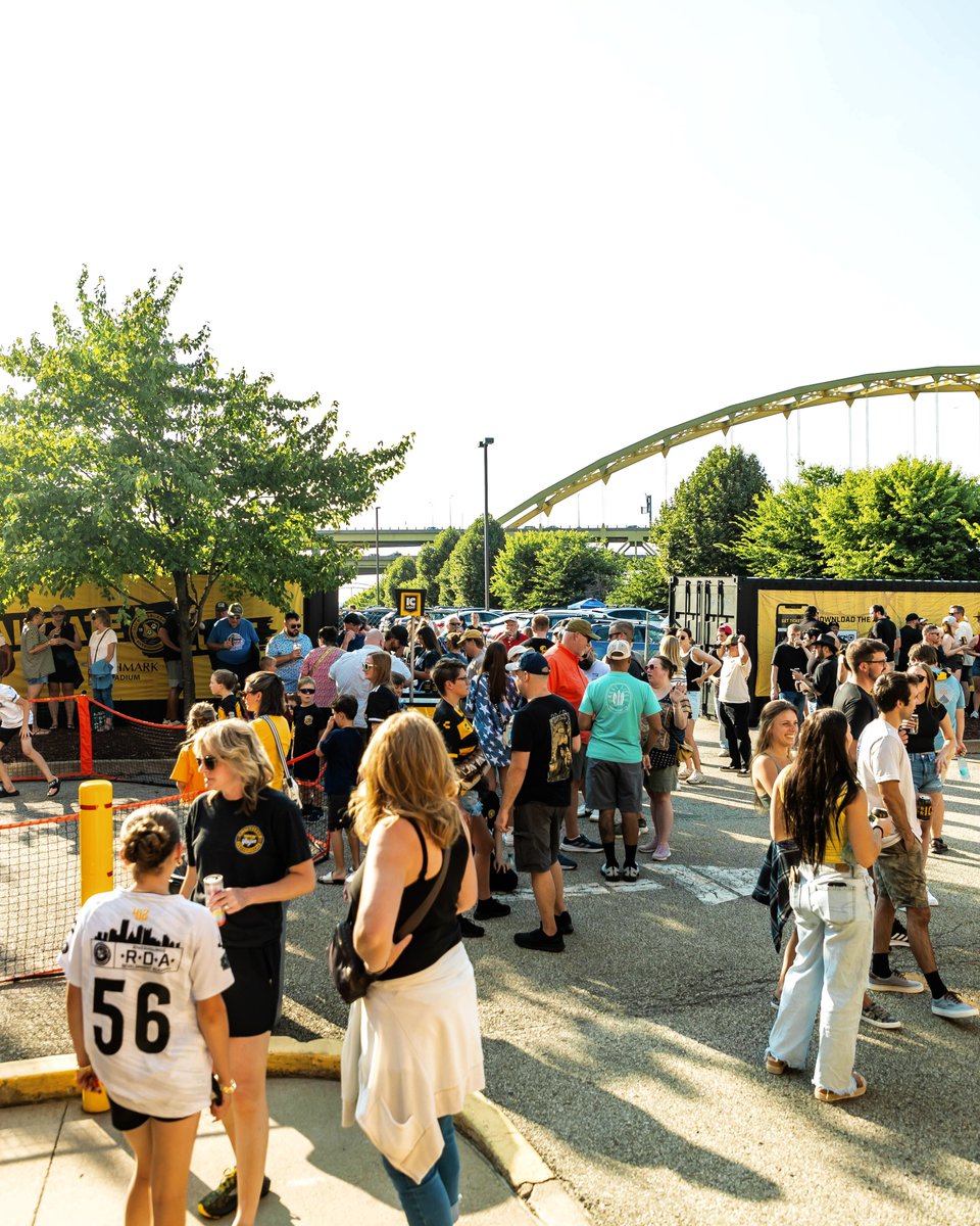 RiverhoundsSC's tweet photo. Start your matchday experience in the Tailgate Zone, open two hours before kickoff!
 
🟡 Auntie Anne's Pretzels
⚫️ Kona Ice
🟡 Giant Soccer Darts
⚫️ Bounce House
🟡 Gaga Ball
⚫️ Merch
🟡 Beer Boots
⚫️ Music
and so much more await! https://t.co/DZkmFwkhqm