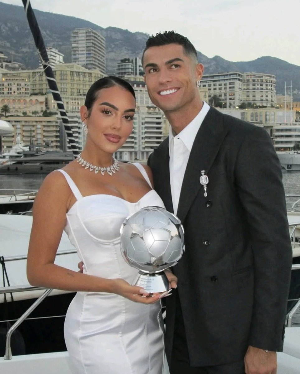 ultimate_kombo's tweet photo. Happy Married life Cristiano ❤️❤️ https://t.co/PUY9J0tORN
