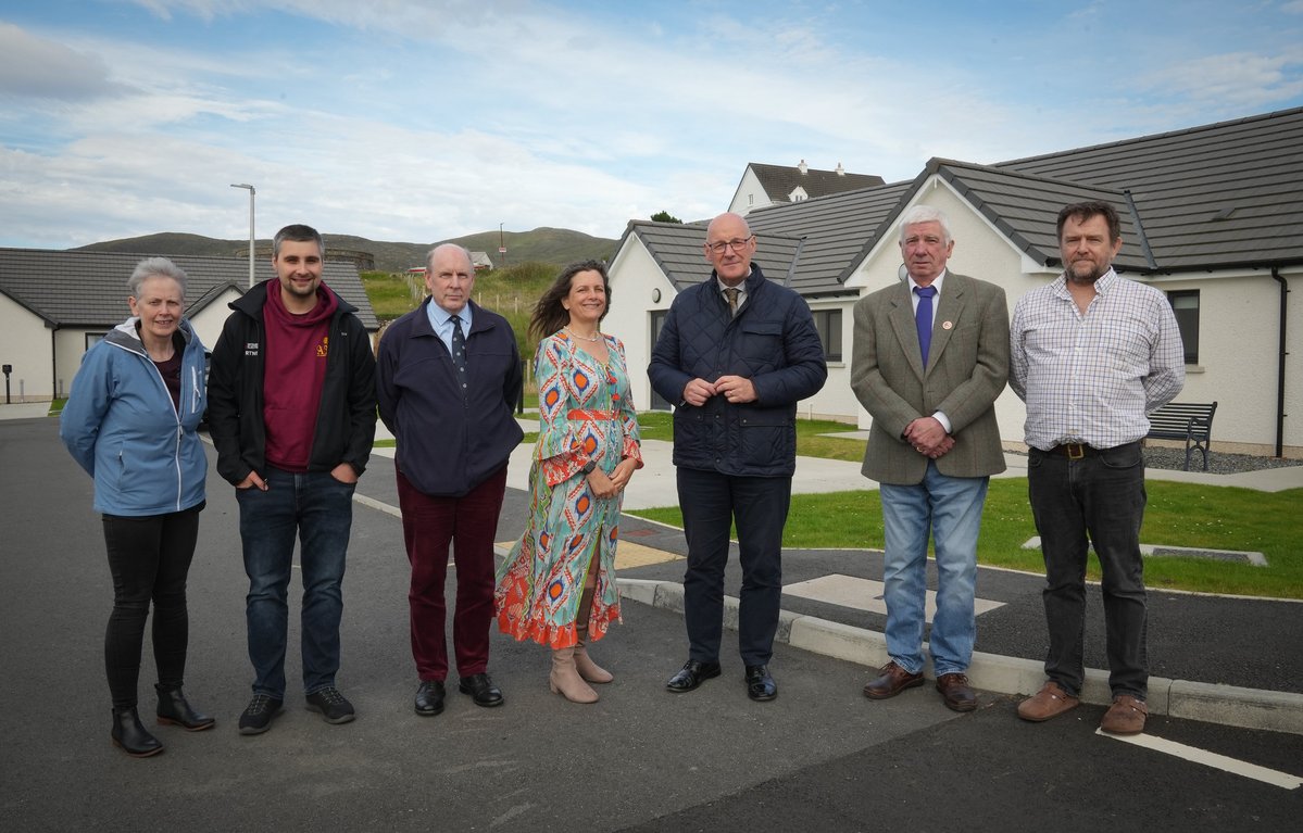 ScotGovFM's tweet photo. @JohnSwinney @CSoilleir @scotgov At @HebHousing’s Leverburgh development, the First Minister saw the site’s 12 newly-built homes.

Supported by £3.2m in @ScotGov funds, these homes will provide affordable places to live for families - helping tackle local housing pressures. https://t.co/U9S9EnD5OK