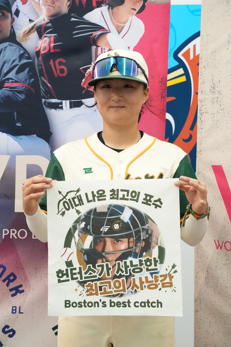 et16_writer's tweet photo. 미국 시카고-스프링필드, 취재진이자 응원단으로 다녀왔습니다.

직접 제작해 간 소형 배너에 선수들과 현지 반응이 뜨거웠습니다.

세계 최고의 무대에서 뛰고 있는 박지현(LA 스파크스), 김라경(뉴욕 하이츠), 김현아(보스턴 헌터스), 박주아(샌프란시스코 파이어벨스)의 모습을 오래 보고 싶네요. https://t.co/UPBxei826G