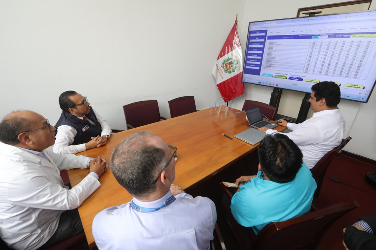 Minsa_Peru's tweet photo. 🤝 Trabajo articulado por la salud de Lima Sur 🇵🇪
#NotaInformativa | Junto a las autoridades del establecimiento, el ministro de Salud, Luis Dyer, supervisó la operatividad del Hospital María Auxiliadora, en San Juan de Miraflores, con la finalidad de promover acciones que permitan optimizar los servicios en favor de la ciudadanía.
Durante la jornada, recorrió áreas clave como diagnóstico por imágenes, sala de lectura radiológica, centro endoscópico, estadística e informática y logística, logrando constatar la implementación de una moderna plataforma digital que monitorea en tiempo real los indicadores hospitalarios en consulta externa, emergencia y sala de operaciones para optimizar la gestión. 💪