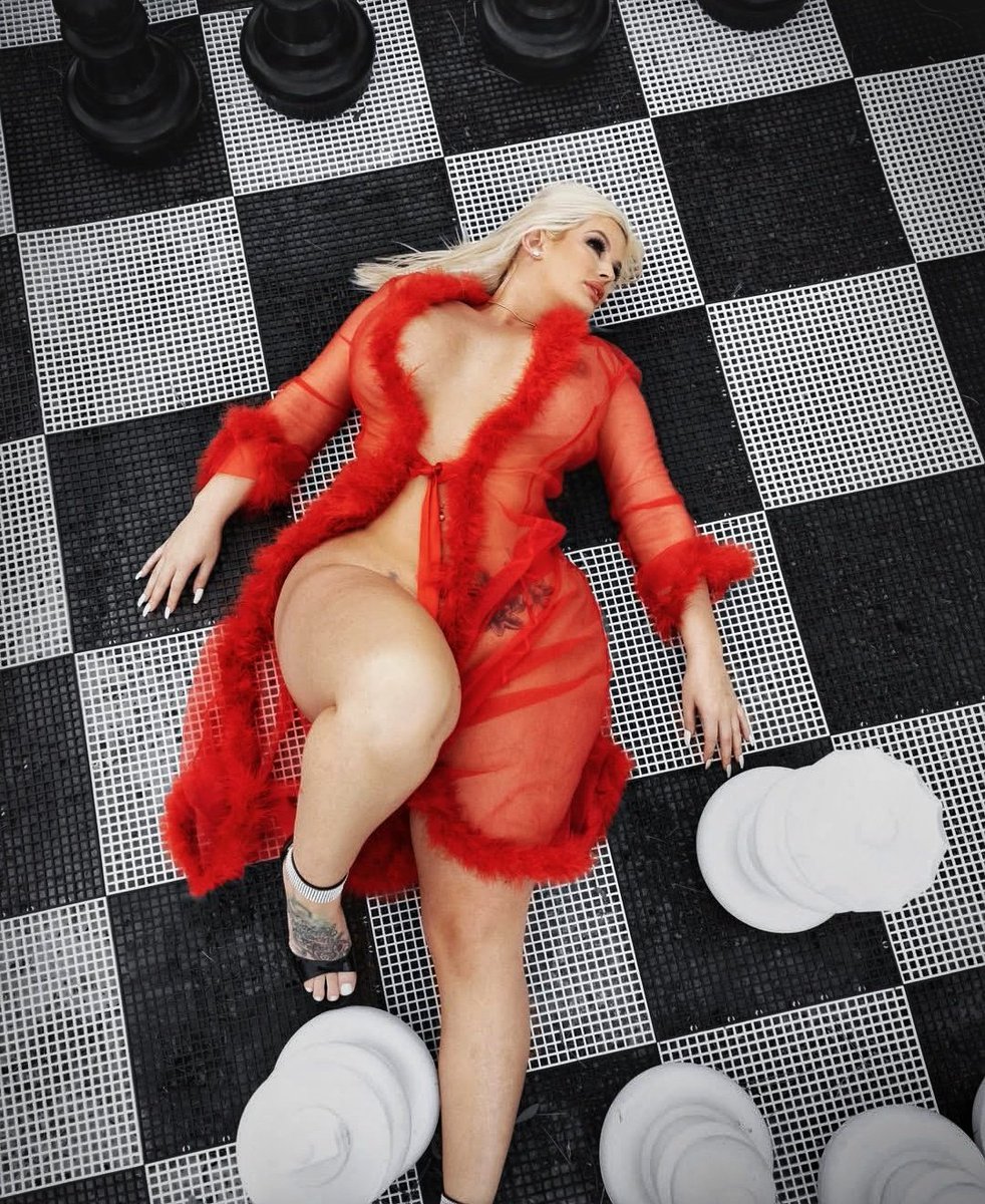 FRIENDLY_MILF's tweet photo. Queen of the board👑♟️❤️ https://t.co/ws3EOmfswI