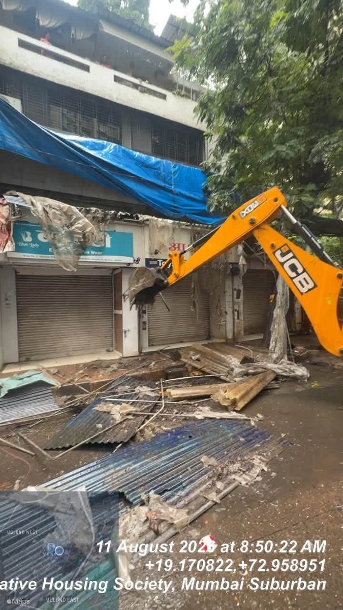 Nayan_Nest's tweet photo. 🚶‍♂️ Pedestrian First in Mulund! BMC cleared 40 monsoon sheds, 8 illegal shops, 30 hawkers &amp; 6 carriageway obstructions across Mulund East &amp; West. A strong step towards safer, obstruction-free footpaths for citizens.

#PedestrianFirst #Nayan_Nest  #MyBMC #Mulund #Mumbai https://t.co/ZNpigxIdha
