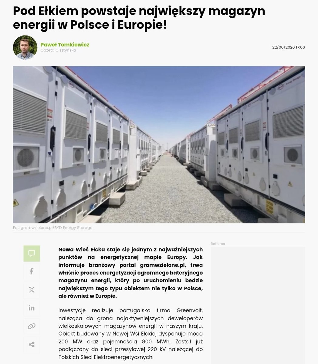 Wbalcerzak87's tweet photo. Na Podlasiu właśnie uruchomiono największy magazyn energii w Polsce.

200 MW mocy i 800 MWh pojemności.

To oznacza, że przy pełnym naładowaniu magazyn może oddawać energię z maksymalną mocą przez około 4 godziny. Według Greenvolt jest to ilość energii wystarczająca, aby przez około 4 godziny zasilać Białystok.

Magazyn powstał w Iwanówce koło Turośni Kościelnej, w powiecie białostockim. 

Zajmuje około 3,51 ha.

Inwestycję zrealizowała portugalska Greenvolt Power, wykorzystując chińską technologię bateryjną BYD.

I teraz najciekawsza część, czyli skala pieniędzy i skala systemu.

Dokumentacja finansowa dotycząca dwóch bliźniaczych magazynów Greenvolt w Turośni Kościelnej i Nowej Wsi Ełckiej wskazuje łączny koszt projektu na około 349 mln dolarów. EBRD przewidział dla obu instalacji finansowanie do 60 mln euro.

Ale 800 MWh brzmi znacznie bardziej imponująco, dopóki nie zestawimy tego z potrzebami całej Polski.

Przy krajowym zapotrzebowaniu na moc rzędu około 20 GW taki magazyn byłby w stanie zasilać cały kraj przez zaledwie około 2–2,5 minuty.

I właśnie tutaj zaczyna się prawdziwa analiza.

Ten magazyn nie jest elektrownią, która ma zastąpić źródła wytwórcze. Jego zadaniem jest przesuwać energię w czasie, bilansować system, reagować na zmiany zapotrzebowania i pomagać zagospodarowywać nadwyżki energii, szczególnie z niestabilnych źródeł OZE.

200 MW to zaledwie około 1% mocy odpowiadającej przeciętnemu krajowemu zapotrzebowaniu, a 800 MWh to bardzo niewielki bufor w odniesieniu do całego systemu.

Dlatego jeden taki magazyn jest ogromnym projektem lokalnie, ale z perspektywy całego KSE jest dopiero początkiem.

Jeżeli chcemy oprzeć system energetyczny na dużej ilości źródeł zależnych od pogody, potrzebujemy nie jednego, lecz wielu gigawatów mocy magazynowej i wielu gigawatogodzin pojemności.

I wtedy pojawia się zasadnicze pytanie:

ile będzie kosztowało zbudowanie całego systemu magazynowania, który rzeczywiście będzie miał znaczenie dla bezpieczeństwa energetycznego Polski?

Bo 800 MWh wygląda gigantycznie na tabliczce znamionowej.

Dopiero porównanie z 20 GW zapotrzebowania pokazuje, jak mały jest to element całego systemu.