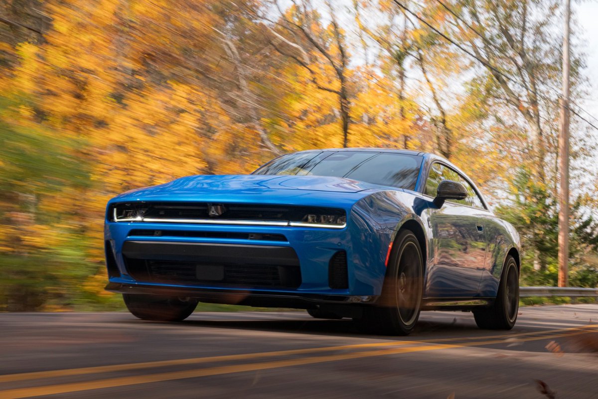 Lonso0's tweet photo. 👉 Dodge Charger regresa a México, pero con nueva generación. 

El muscle car finalmente aparece en nuestro país y lo hace con la carrocería de 2 puertas y motor a gasolina con más de 500 caballos de fuerza 🔥🇺🇸. Te cuento sus especificaciones y precio: https://t.co/xqkpsirdp3 https://t.co/F5TnWrTIaG