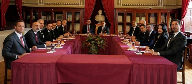 forzacimbom's tweet photo. ‼️ REKOR GELİR VAR, TRANSFER YOK: TRANSFERLER NEREDE?

Galatasaray'ın 2026 döneminde hasılatları:

🏬 Mağazacılık faaliyeti gelirleri: 113,15 milyon euro

🎟️ Loca, VIP ve kombine satış gelirleri: 93,57 milyon euro

🤝 Sponsorluk, reklam ve isim hakkı gelirleri: 86,61 milyon euro

🌍 UEFA Şampiyonlar ve Avrupa Ligi gelirleri: 56,49 milyon euro

📺 Yayın hakkı gelirleri: 13,74 milyon euro

🏃🏻‍♂️ Sporcu transfer, kira ve yetiştirme gelirleri: 10,60 milyon euro

🔸Diğer futbol faaliyetleri gelirleri: 1,03 milyon euro