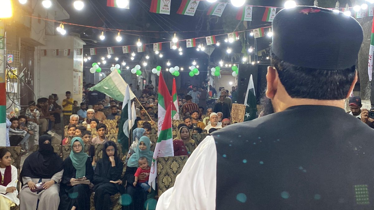 KamranAkhterMQM's tweet photo. چیئرمین ایم کیو ایم پاکستان ڈاکٹر خالد مقبول صدیقی بھائی کی ہدایت پر قصبہ علیگڑھ ٹاؤن کی یوسی 11 گبول کالونی میں 79 واں یوم آزادی کے سلسلے میں پرچم کشائی و کیک کٹینگ کا شاندار پروگرام منعقد کیا گیا جس میں سی او سی ممبران کامران اختر بھائی، خرم فرحان بھائی https://t.co/pOJaMARlAb