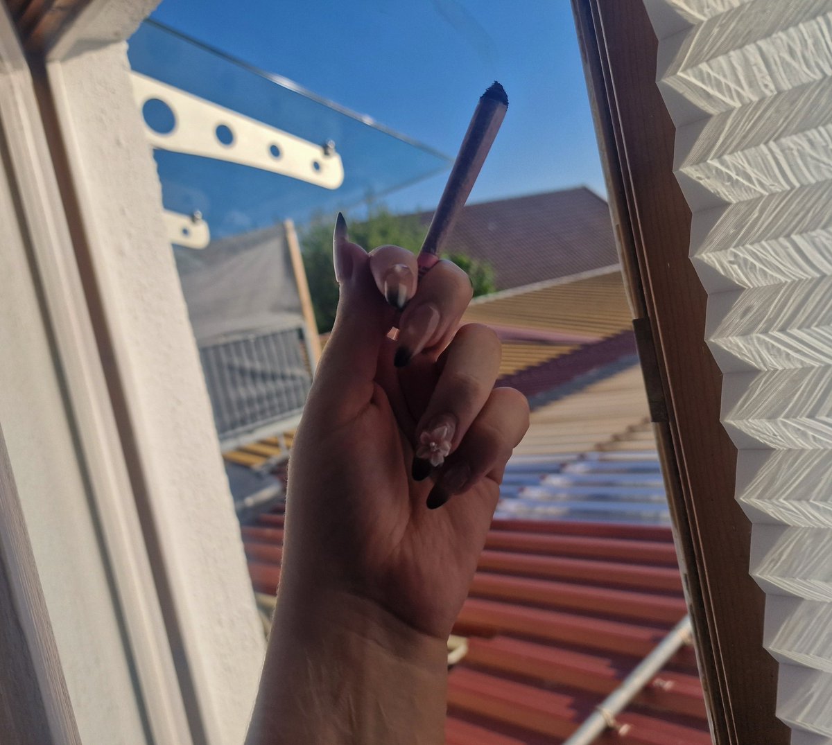 sleeplesshimari's tweet photo. Currently smoking 2 - 3 joints a day.
It's getting expensive lol
#988twt #drugtwt #hightwt #shedtwt #shhtwt https://t.co/2suQTsz6HY