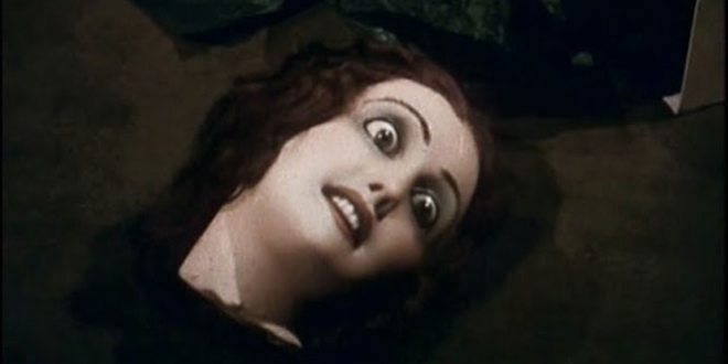 LeMarquePage's tweet photo. Mort de peur (1947)
Une morte nous raconte en voix off comment elle est morte de peur. 
Bon c'est pas fou, mais le mort en perso principal qui narre en flashback 3 ans avant sunset boulevard, je salue bien bas. 
Oh et c'est le seul film qui prouve que Bela Lugosi était en couleur https://t.co/8fq3DHtqUF