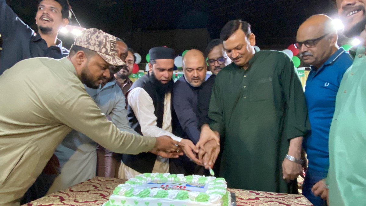 KamranAkhterMQM's tweet photo. چیئرمین ایم کیو ایم پاکستان ڈاکٹر خالد مقبول صدیقی بھائی کی ہدایت پر قصبہ علیگڑھ ٹاؤن کی یوسی 11 گبول کالونی میں 79 واں یوم آزادی کے سلسلے میں پرچم کشائی و کیک کٹینگ کا شاندار پروگرام منعقد کیا گیا جس میں سی او سی ممبران کامران اختر بھائی، خرم فرحان بھائی https://t.co/pOJaMARlAb