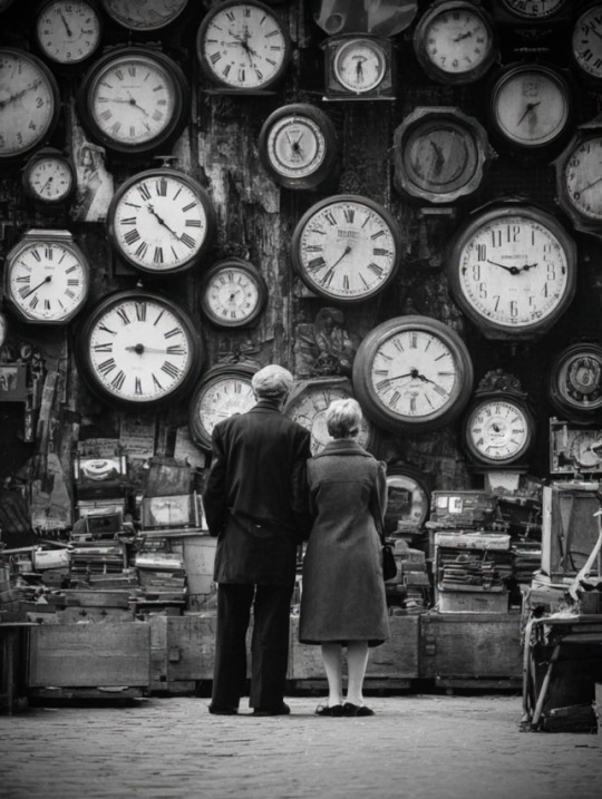 literlandweb1's tweet photo. "El tiempo nos va alejando de las personas lo mismo que de los recuerdos". 
Julio Llamazares https://t.co/UhpW1wR9Ec