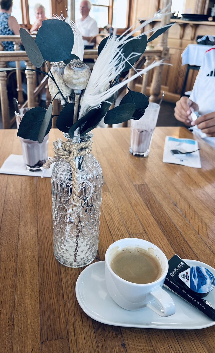 Veromhmo's tweet photo. Summer vibes in Switzerland 🇨🇭🇨🇭🇨🇭🏔️
#mountains #Switzerland #Schweiz #lakeofluzern #Lake #Fluelen #Uri #coffee #ahoi #suiza #verano https://t.co/0iFxKTW0Vg