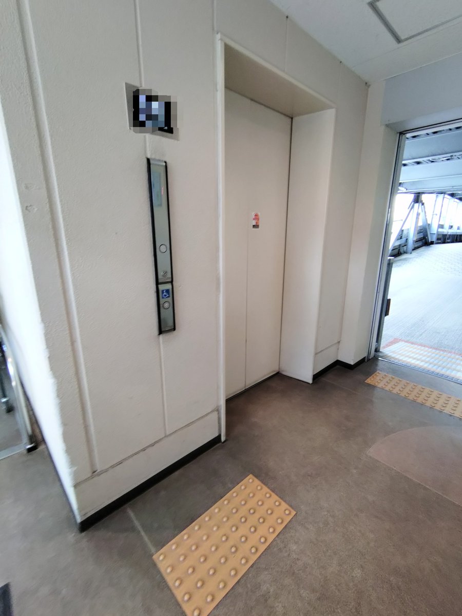 escalaire's tweet photo. ラクセーヌ立体駐車場のエレベーター。
三菱アクシーズ 定員15名 積載1000kg 分速45~60m 可変速付き https://t.co/rYcq4eibCg
