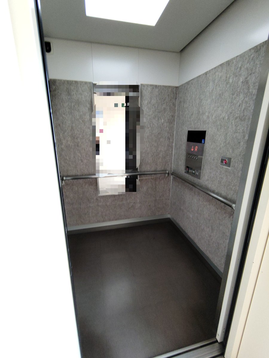 escalaire's tweet photo. ラクセーヌ立体駐車場のエレベーター。
三菱アクシーズ 定員15名 積載1000kg 分速45~60m 可変速付き https://t.co/rYcq4eibCg