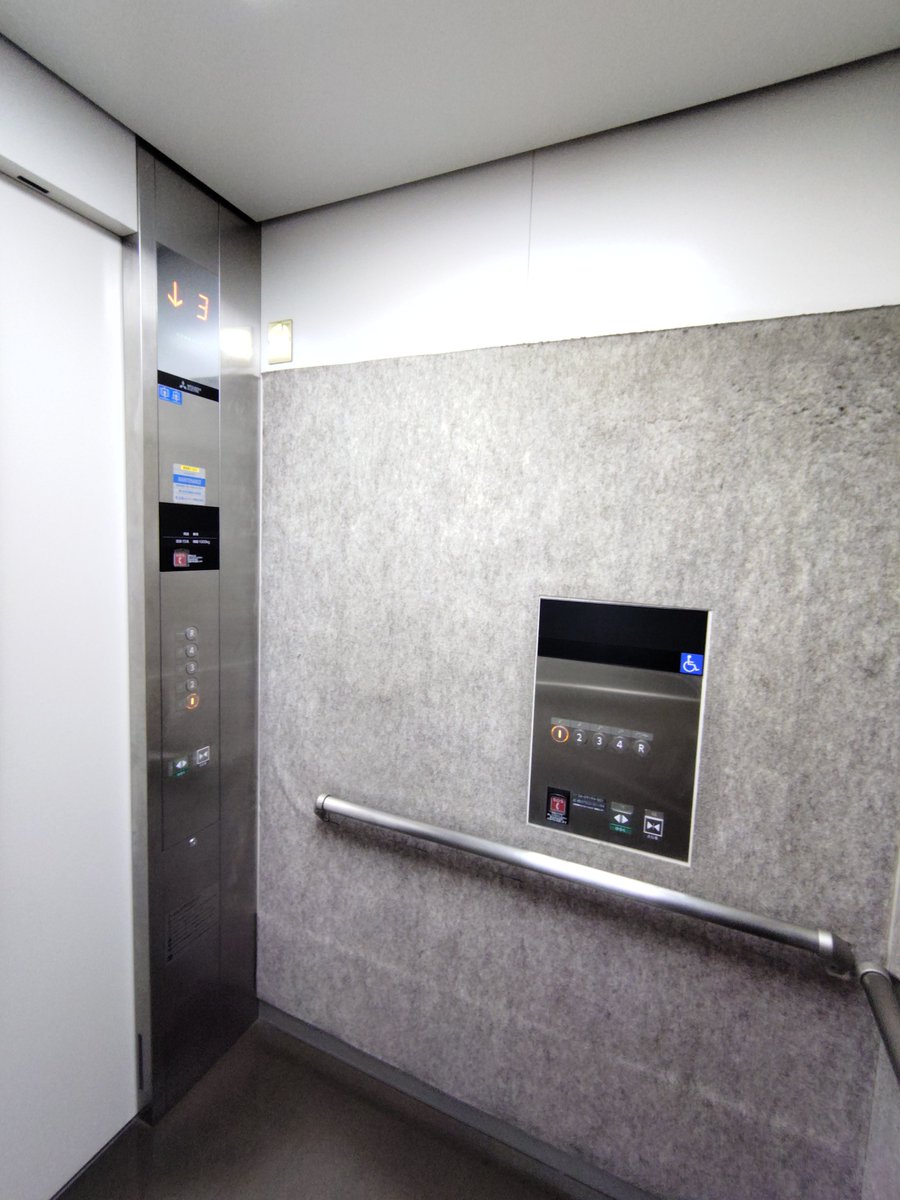 escalaire's tweet photo. ラクセーヌ立体駐車場のエレベーター。
三菱アクシーズ 定員15名 積載1000kg 分速45~60m 可変速付き https://t.co/rYcq4eibCg
