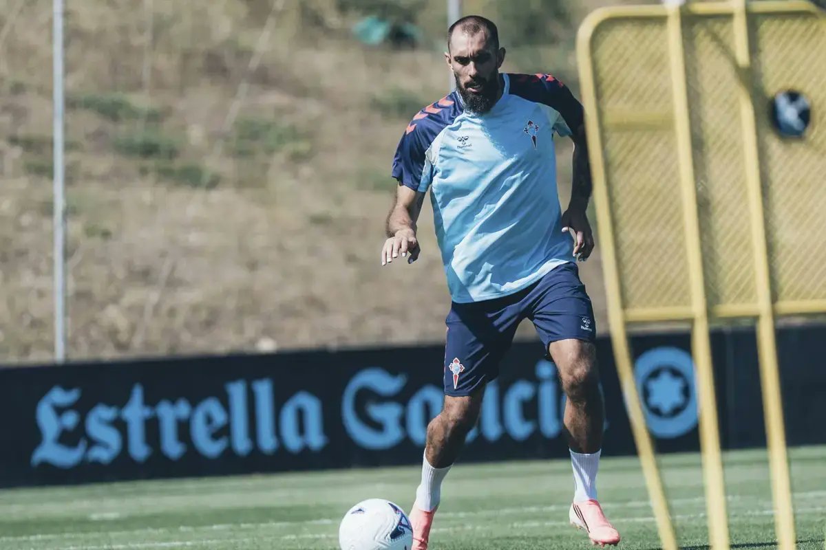 DeportesTND's tweet photo. ⚽ ¡Borja Iglesias regresa al Celta tras el Mundial y la afición está en pie! Emociones a flor de piel y hambre de Europa. ¿Seguirá Iago Aspas? El campeón ya está listo para demostrarlo. #Fútbol #CeltaDesdeColombia https://t.co/sOY40lTQ59