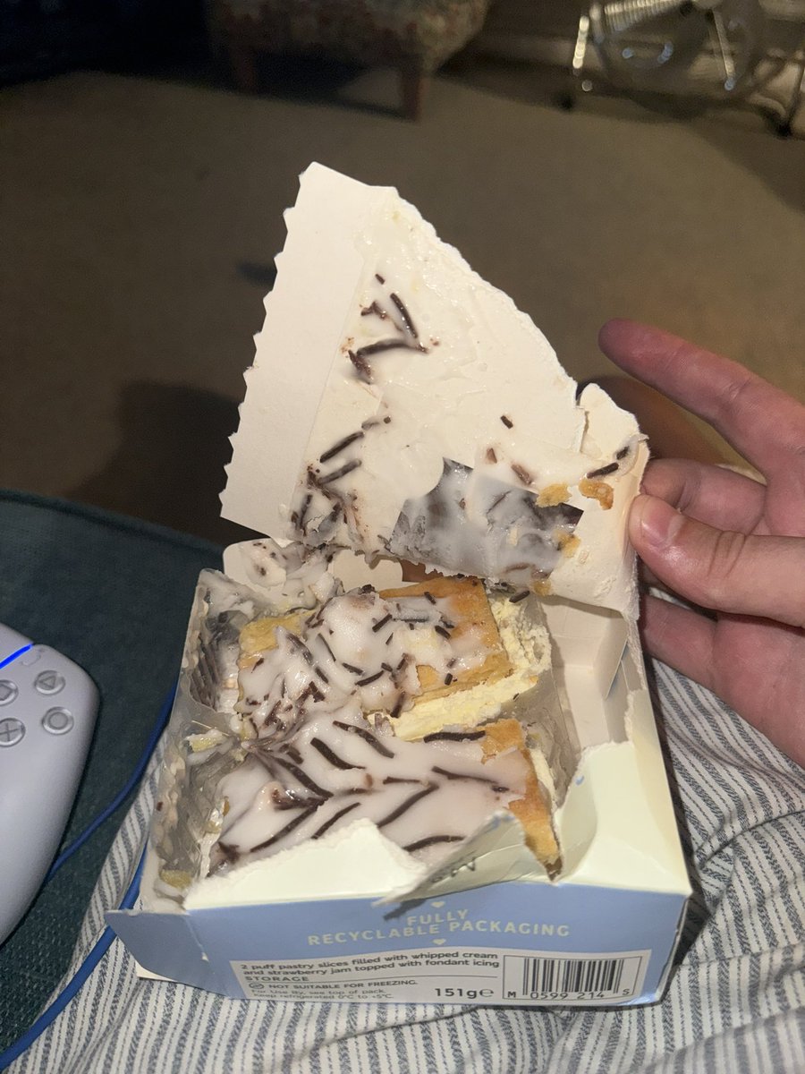 Freddiemarriot5's tweet photo. @marksandspencer not good enough, please make the boxes taller so the icing stays intact. https://t.co/fMxrILE8xX