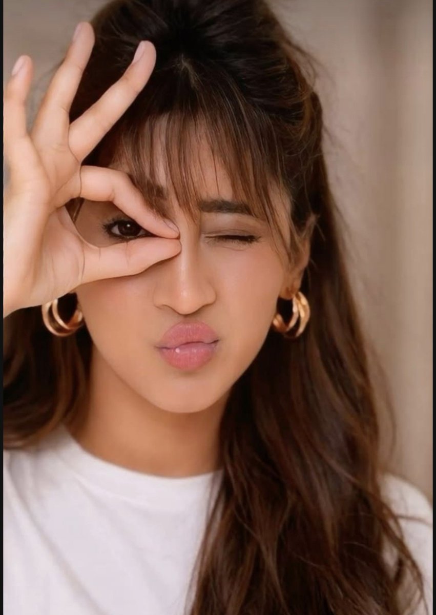 SanikaK38632228's tweet photo. She is looking so pretty and beautiful 
Goofy and pyaari Sheenu 

#ShivangiJoshi https://t.co/K71TenN3BR