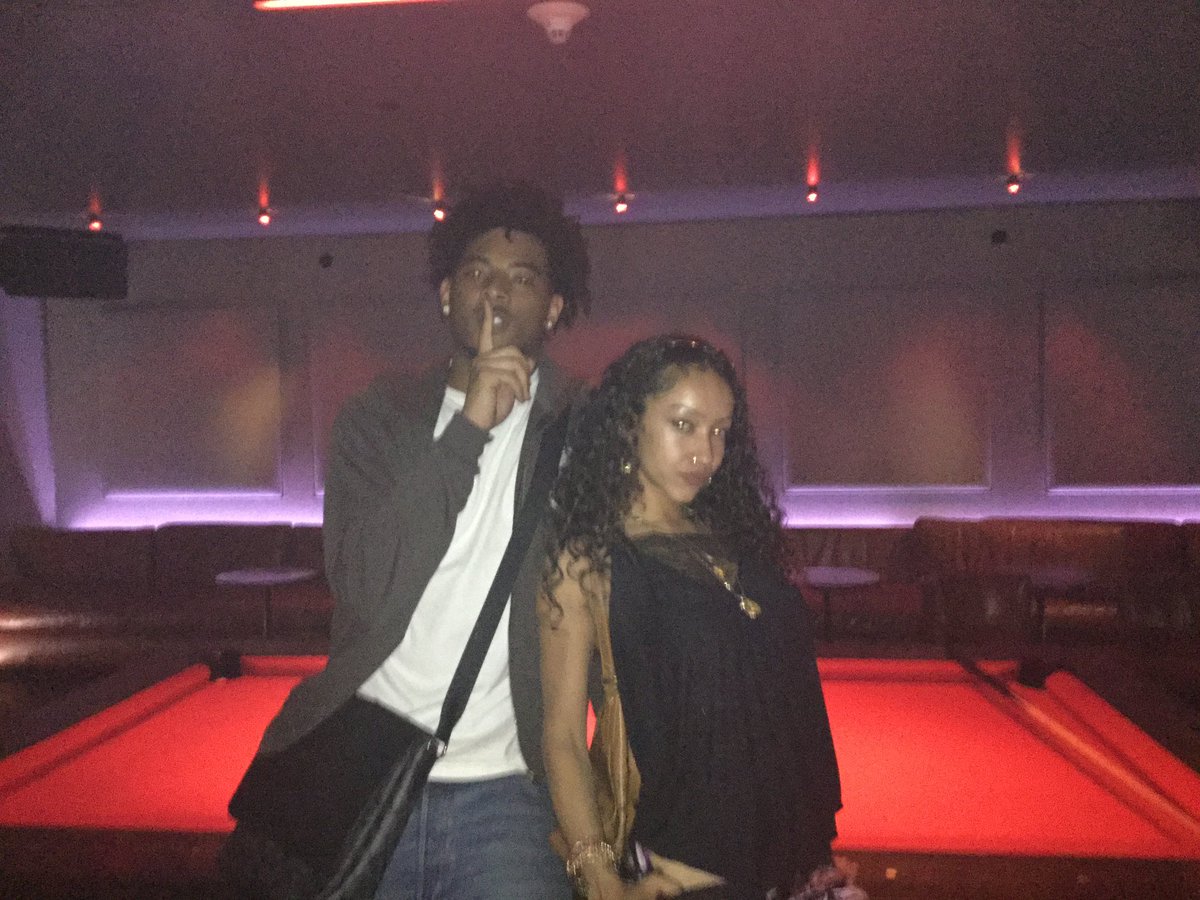 fuckkrio's tweet photo. She chillin wit stylish ,she know dat it’s za https://t.co/PEENbcKpKA
