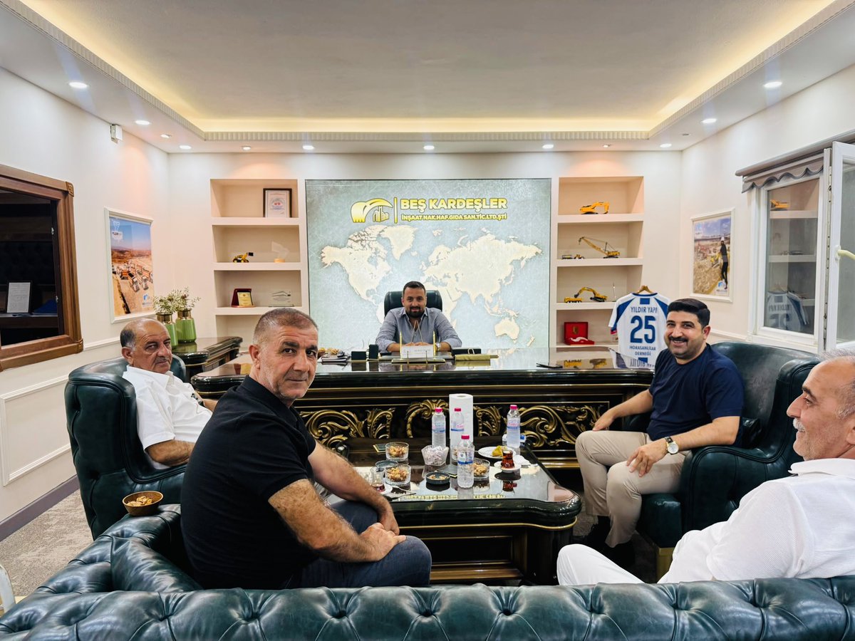 EYLDRM41's tweet photo. Bugün Günlerden Dilovası 

Bugün Dilovası ilçemizde faaliyet gösteren Beş Kardeşler İnşaat Hafriyat şirketini ziyaret ederek, Yönetim Kurulu Başkanı kıymetli kardeşim Murat Yıldır ile bir araya geldik.

İnşaat ve hafriyat sektörünün mevcut durumunu, ülkemizde ve Dilovası’nda yaşanan gelişmeleri; müteahhitlerimizin, iş insanlarımızın beklenti, talep ve sorunlarını karşılıklı istişare etme fırsatı bulduk. Sektörümüzün önündeki sorunları ortak akıl ve istişare kültürüyle değerlendirdik.

Dilovası’nın gelişmesi, ekonomimizin güçlenmesi ve ilçemizde istihdam sağlayan müteahhitlerimize, esnafımıza ve iş insanlarımıza sahip çıkmak hepimizin sorumluluğudur.

Misafirperverliği ve samimi ev sahipliğinden dolayı kıymetli kardeşim Murat Yıldır’a teşekkür ediyorum.

Ortak akılla, birlik ve beraberlikle Dilovası için çalışmaya devam edeceğiz.
Gelecek için hep birlikte başaracağız. 

#Dilovası #OrtakAkıl #BirlikBeraberlik #İşDünyası #İnşaatSektörü #HepBirlikteBaşaracağız