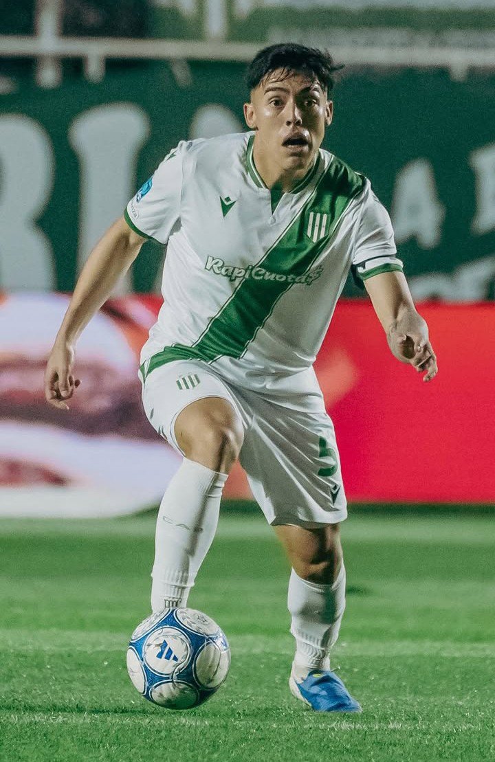 TodoBanfield's tweet photo. #Banfl3ld. Se repitió sistema inicial y la variante fue Santiago Esquivel x Lautaro Villegas. Ante amarilla de Adoryan, no sostuvo rendimiento de partidos anteriores, ingreso de Lautaro Gomez para ST. Me quedé pensando sino era necesario otro volante por el trámite  del partido. https://t.co/hAkwixbTM5