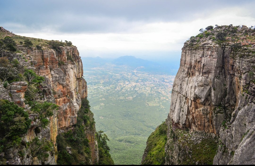 LusPedroecio's tweet photo. Poucos lugares em Angola tiram o fôlego como a Fenda da Tundavala 😮 A poucos minutos de Lubango, esse desfiladeiro marca o fim do planalto central e despenca 1000m de altura. Nas manhãs de nevoeiro parece que andamos nas nuvens ☁️🇦🇴

#Tundavala #Lubango https://t.co/r1jEpOysC0