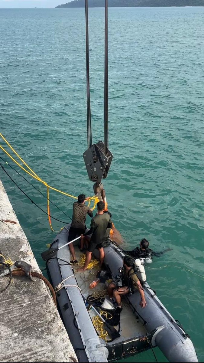 AN_Command's tweet photo. *ANC provides salvage relief to sunken lorry at Campbell Bay*

Committed to Aid to Civil Authority, #ANC swiftly responded to a request from the civil administration at Campbell Bay after a truck fell into the sea near RCC Jetty.

#HQANC promptly tasked #INSBaaz, whose specialised Naval Diving Team successfully salvaged the vehicle, restoring safe berthing and movement of DSS ships and ensuring continuity of essential passenger and cargo services.

*Safe operation*. *Zero incidents*. *No damage to jetty infrastructure*.

Standing with the Islands. Serving the Nation. 🇮🇳

#AidToCivilAuthorities #ServiceToIslands #ServiceToNation #OperationalReadiness #IndianNavy